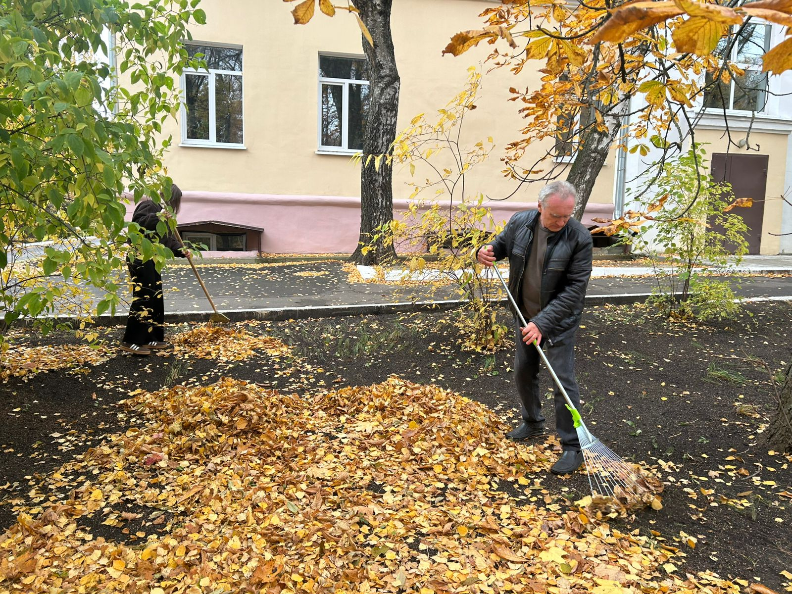 Студенты гр 23ФПИ1 на уборке территории